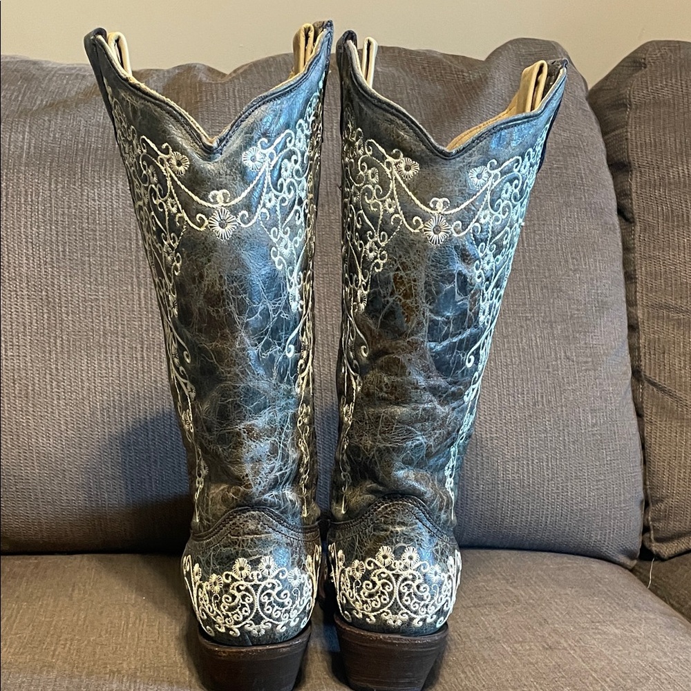 Chic Black and White Embroidered Heeled Boots - Picture 2 of 6